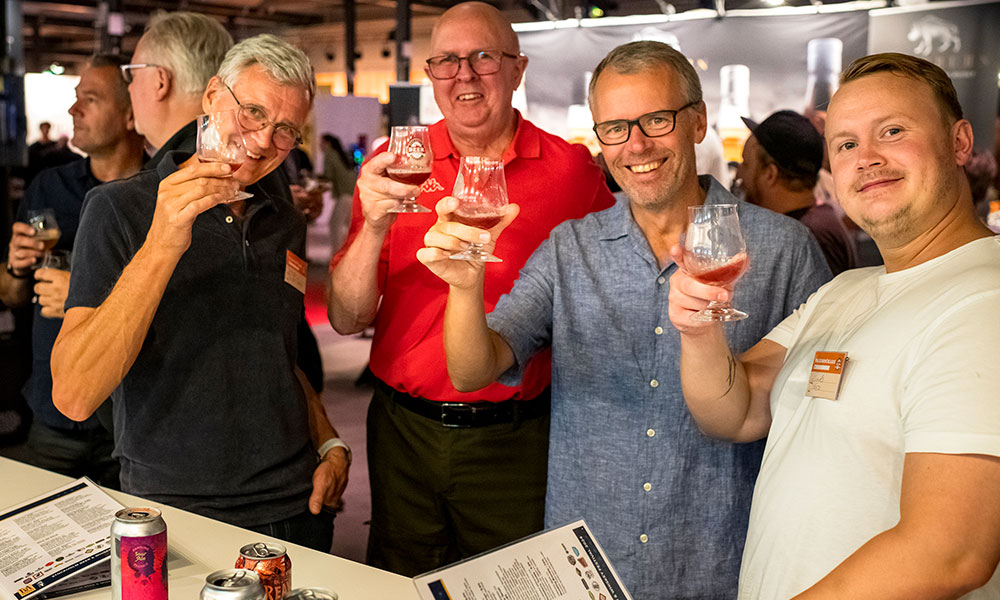 beer drinkers raising glasses